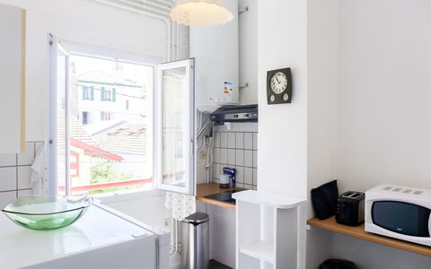 St Jean: Möbel, Interior Design, Fenster, Gebäude, Flooring, Fussboden, Haushaltsgerät, Küche, Regale