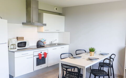 Amigorena: Möbel, Cabinetry, Eigentum, Gebäude, Countertop, Holz, Herd, Tabelle, Interior Design, Küchengerät