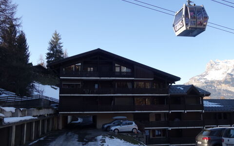 Saint-Gervais D'En Haut: Pflanze, Gebäude, Himmel, Fenster, Schnee, Haus, Lärche, Baum, Natürliche Landschaft, Hütte