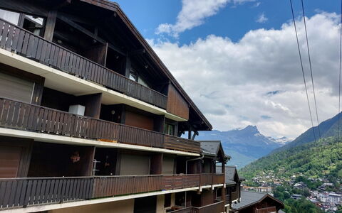 Saint-Gervais D'En Haut: Himmel, Wolke, Gebäude, Berg, Fenster, Urban Design, Holz, Wahrzeichen, Fassade, Landschaft