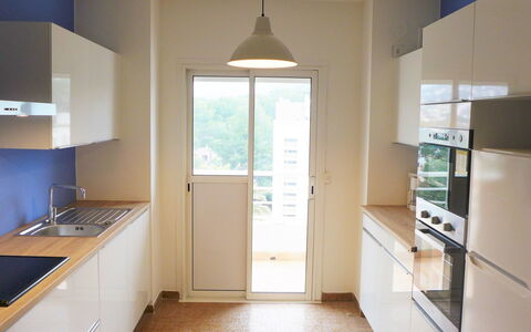Cavalaire 279: Zimmer, Eigentum, Countertop, Küche, Möbel, Fussboden, Gebäude, Interior Design, Cabinetry, Haus