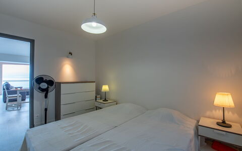Le Grand Large: Möbel, Eigentum, Licht, Komfort, Lampe, Holz, Beleuchtung, Bettrahmen, Interior Design, Kissen
