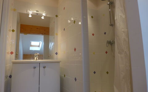 Le Panoramic: Zimmer, Eigentum, Badezimmer, Decke, Wand, Interior Design, Gips, Fliese, Fussboden, Armatur