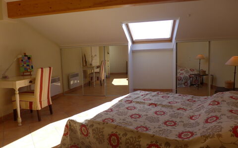 Le Panoramic: Schlafzimmer, Bett, Zimmer, Möbel, Bettdecke, Eigentum, Bettrahmen, Bedding, Decke, Matratze