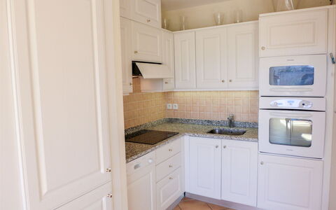Le Panoramic: Cabinetry, Countertop, Gebäude, Herd, Küchengerät, Holz, Spüle, Küche, Interior Design, Haushaltsgerät
