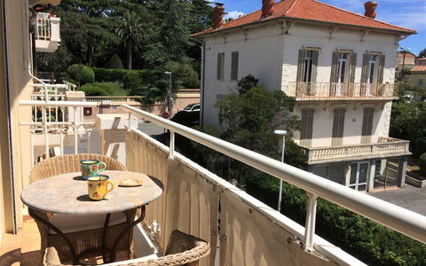 Le Panoramic: Gebäude, Möbel, Himmel, Fenster, Wolke, Tabelle, Pflanze, Stuhl, Baum, Haus