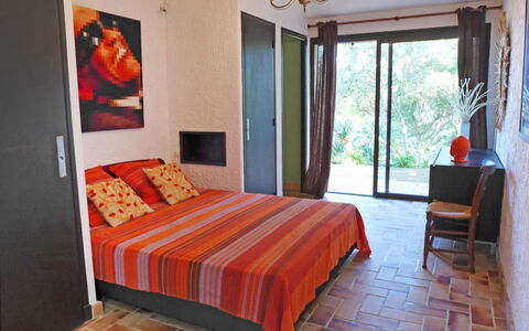 La Maison du Midi: Schlafzimmer, Zimmer, Möbel, Bett, Eigentum, Bettdecke, Interior Design, Fussboden, Orange, Bedding