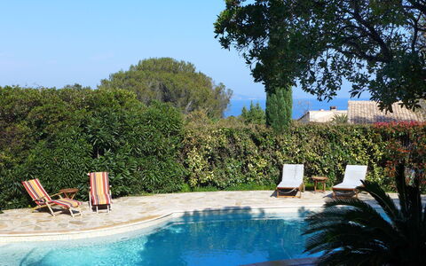La Maison du Midi: Wasser, Pflanze, Himmel, Eigentum, Schwimmbad, Azurblau, Natürliche Landschaft, Baum, Gras, Gartenmöbel