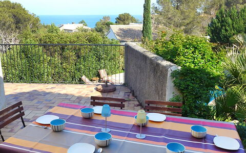 La Maison du Midi: Eigentum, Pflanze, Himmel, Baum, Gebäude, Azurblau, Tabelle, Gartenmöbel, Beleuchtung, Interior Design