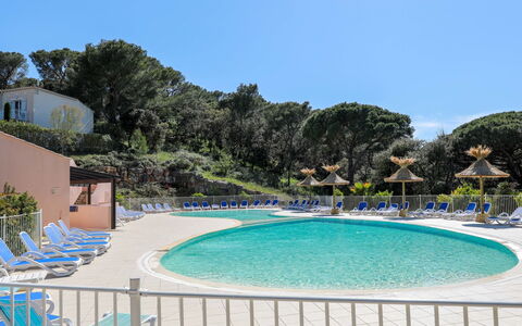 Saint Aygulf 500: Schwimmbad, Eigentum, Resort, Urlaub, Ferienort, Freizeit, Grundeigentum, Gebäude, Baum, Hotel