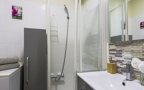 Ciel de Fabron: Badezimmer, Armatur, Flooring, Interior Design, Wand, Fussboden, Sinken, Zapfhahn, Installation, Toilette
