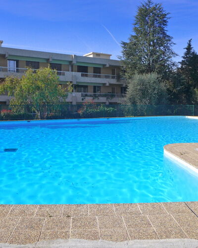 Ciel de Fabron: Schwimmbad, Eigentum, Freizeit, Grundeigentum, Wasser, Gebäude, Urlaub, Haus, Ferienort, Resort