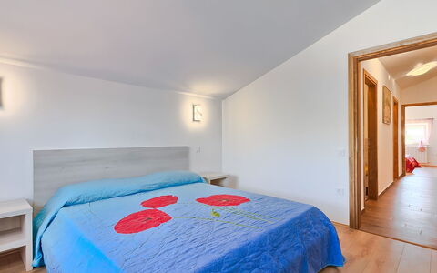 Majda: Schlafzimmer, Bett, Zimmer, Möbel, Eigentum, Bettdecke, Fussboden, Interior Design, Haus, Decke
