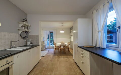 Orhidea: Flooring, Interior Design, Fussboden, Küche, Holz, Decke, Countertop, Möbel, Holzboden, Cabinetry