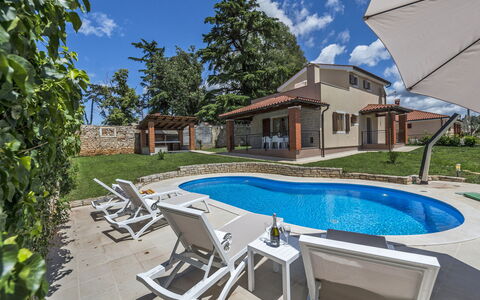 Orhidea: Schwimmbad, Wohngebiet, Zuhause, Gartenmöbel, Estate, Resort, Eco Hotel, Schatten, Hütte, Landscaping