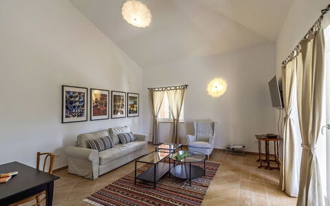Gardenia: Möbel, Interior Design, Flooring, Fussboden, Wand, Couch, Decke, Zimmer, Beleuchtung, Wohnzimmer