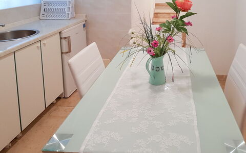 Fažana Peroj 106: Weiss, Fussboden, Eigentum, Zimmer, Fliese, Tabelle, Möbel, Countertop, Interior Design, Flooring