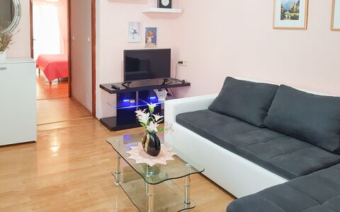 Fažana Peroj 106: Wohnzimmer, Möbel, Zimmer, Eigentum, Fussboden, Interior Design, Kaffetisch, Couch, Tabelle, Gebäude
