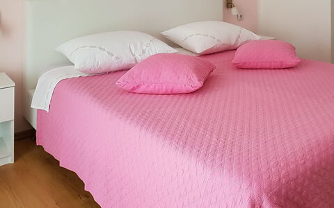 Fažana Peroj 106: Bettdecke, Schlafzimmer, Bett, Bedding, Rosa, Möbel, Bettrahmen, Textil, Bettwäsche, Zimmer