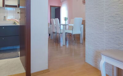 Fažana Peroj 106: Tabelle, Möbel, Gebäude, Tür, Holz, Haus, Interior Design, Flooring, Fussboden, Halle