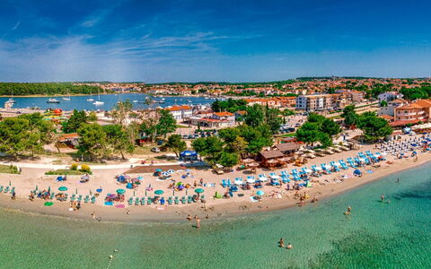 Sea: Wasser, Himmel, Pflanze, Gebäude, Azurblau, Natürliche Landschaft, Baum, Gewässer, Strand, Terrain