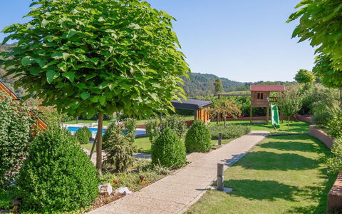 Mia: Grün, Baum, Eigentum, Grundeigentum, Blatt, Haus, Pflanze, Garten, Wohngebiet, Botanik