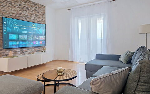 Frane: Möbel, Interior Design, Flooring, Elektronisches Gerät, Fernsehen, Couch, Fussboden, Wohnzimmer, Fernsehgerät