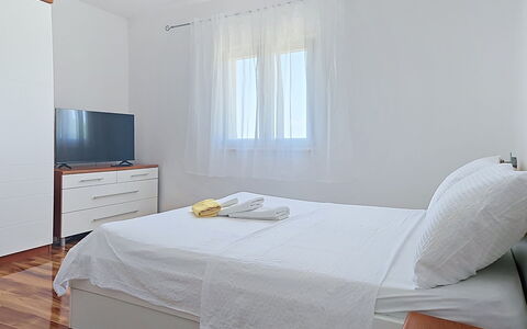 Frane: Flooring, Fussboden, Holz, Möbel, Interior Design, Bett, Schlafzimmer, Zimmer, Wohnung, Decke