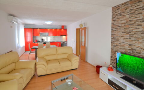 Frane: Zimmer, Eigentum, Wohnzimmer, Möbel, Interior Design, Gebäude, Haus, Grundeigentum, Couch, Tabelle
