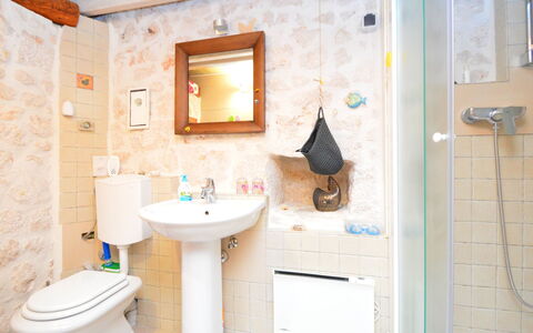 Home Sweet Home: Badezimmer, Eigentum, Zimmer, Interior Design, Wand, Gebäude, Haus, Fliese, Grundeigentum, Armatur