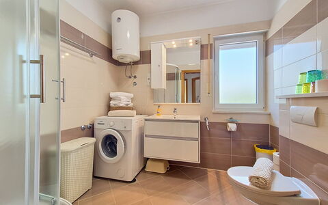 Trogir Okrug Gornji 314: Interior Design, Flooring, Waschmaschine, Armatur, Fussboden, Sinken, Badezimmerschrank, Badezimmer, Decke, Toilette