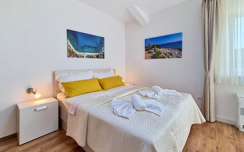 Trogir Okrug Gornji 314: Möbel, Interior Design, Flooring, Fussboden, Zimmer, Zuhause, Wohnung, Bett, Dekokissen, Schlafzimmer