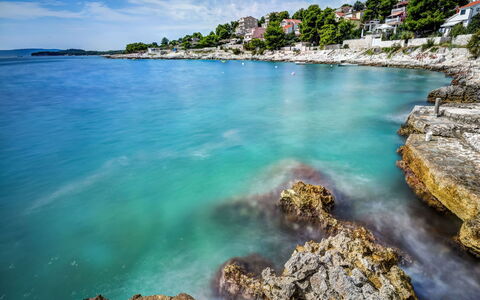 Trogir Okrug Gornji 314: Wasser, Wolke, Himmel, Wasservorräte, Blau, Azurblau, Natürliche Landschaft, Küsten Und Ozeanische Forms, Baum, Strand