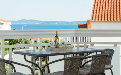 Trogir Okrug Gornji 314: Tabelle, Möbel, Himmel, Wasser, Stuhl, Tisch Im Freien, Gartenmöbel, Gebäude, Geschirr, Holz