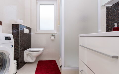 Trogir Okrug Gornji 314: Armatur, Wäschekammer, Toilleten Sitz, Cabinetry, Gebäude, Toilette, Flooring, Badezimmer, Fussboden
