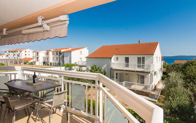 Trogir Okrug Gornji 314: Himmel, Gebäude, Daytime, Eigentum, Fenster, Holz, Tabelle, Urban Design, Schatten, Haus