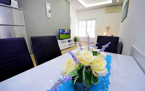 Omiš 135: Tabelle, Blume, Eigentum, Möbel, Azurblau, Dekoration, Interior Design, Tischdecke, Pflanze, Blütenblatt