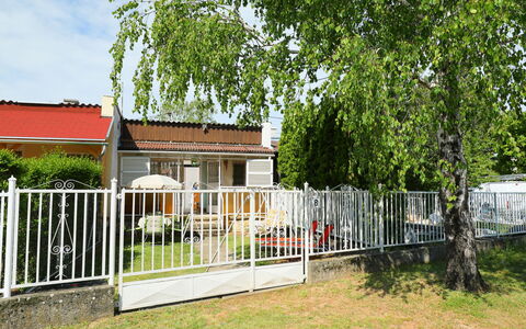 Piccola: Pflanze, Himmel, Gebäude, Wolke, Baum, Haus, Grundstueck, Zaun, Lattenzaun, Hütte