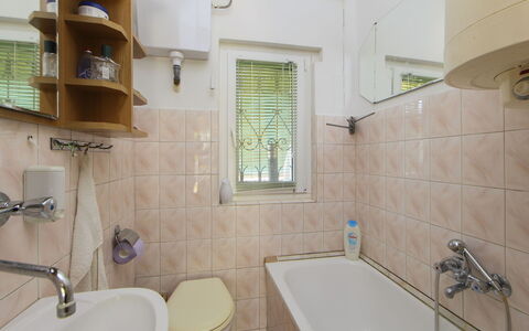 Piccola: Badezimmer, Armatur, Bad Sink, Flooring, Toilette, Interior Design, Fussboden, Sinken, Zapfhahn, Installation