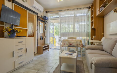 Piccola: Möbel, Interior Design, Flooring, Holz, Fussboden, Zimmer, Wohnung, Wohnzimmer, Couch, Beleuchtung