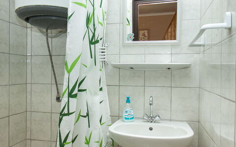 Gerle: Zapfhahn, Spiegel, Armatur, Sinken, Bad Sink, Eigentum, Pflanze, Grün, Badezimmer, Haus