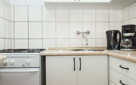 Gerle: Cabinetry, Spüle, Sinken, Countertop, Zapfhahn, Armatur, Küche, Herd, Gebäude, Interior Design