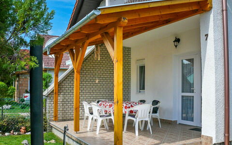 Gerle: Pflanze, Eigentum, Gebäude, Veranda, Schatten, Stuhl, Tabelle, Beleuchtung, Tür, Holz