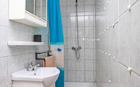 Azzurro: Zapfhahn, Armatur, Sinken, Bad Sink, Eigentum, Spiegel, Gebäude, Badezimmer, Lila