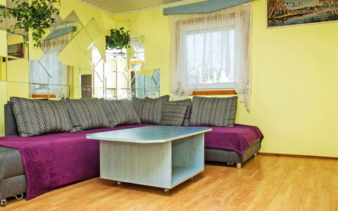 Azzurro: Eigentum, Möbel, Fenster, Pflanze, Couch, Dekoration, Lila, Komfort, Holz, Interior Design