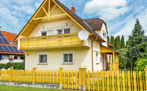 Vilma 2: Gebäude, Himmel, Wolke, Pflanze, Fenster, Zaun, Baum, Haus, Grundstueck, Holz