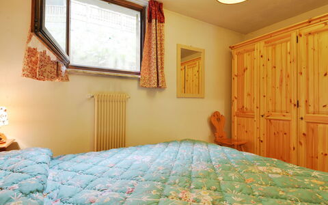 Canazei 420: Schlafzimmer, Zimmer, Bett, Möbel, Eigentum, Bettdecke, Bettrahmen, Decke, Wand, Bedding