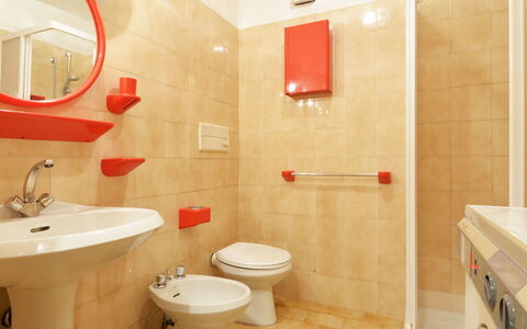 Canazei 420: Badezimmer, Eigentum, Zimmer, Interior Design, Wand, Fliese, Die Architektur, Armatur, Grundeigentum, Gebäude