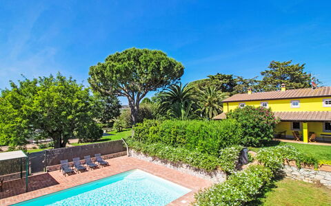 Villa Il Pellicano: Strauch, Garten, Eco Hotel, Schatten, Hazienda, Resort, Landscaping, Estate, Rasen, Garten