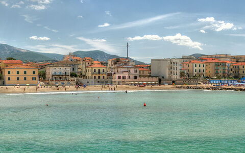 Villa Il Pellicano: Wasser, Wolke, Himmel, Gebäude, Azurblau, Fenster, Küsten Und Ozeanische Forms, Gewässer, Strand, Horizont